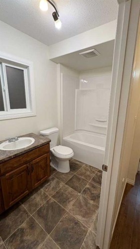 608 2 Street West, Bow Island, AB - Indoor Photo Showing Bathroom
