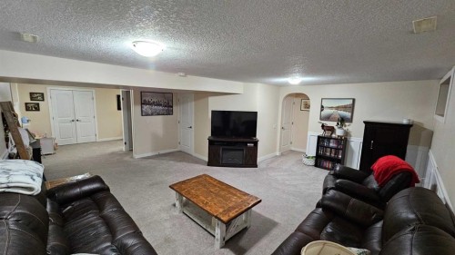 448 Willow Place, Picture Butte, AB - Indoor Photo Showing Living Room