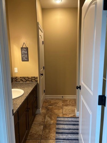217 6 Avenue, Stirling, AB - Indoor Photo Showing Bathroom