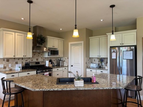 217 6 Avenue, Stirling, AB - Indoor Photo Showing Kitchen With Upgraded Kitchen