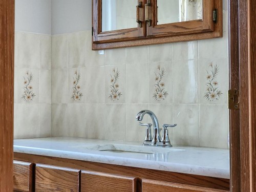 112 43 Avenue West, Claresholm, AB - Indoor Photo Showing Bathroom