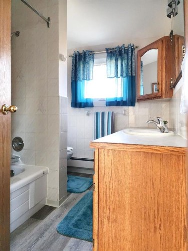 112 43 Avenue West, Claresholm, AB - Indoor Photo Showing Bathroom