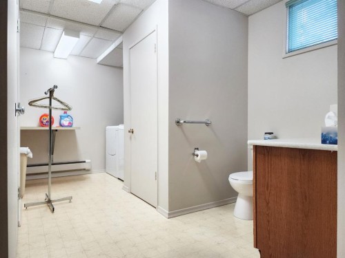 112 43 Avenue West, Claresholm, AB - Indoor Photo Showing Bathroom