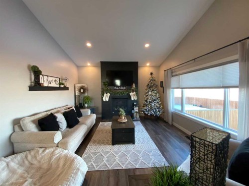 4237 60 Avenue, Taber, AB - Indoor Photo Showing Living Room