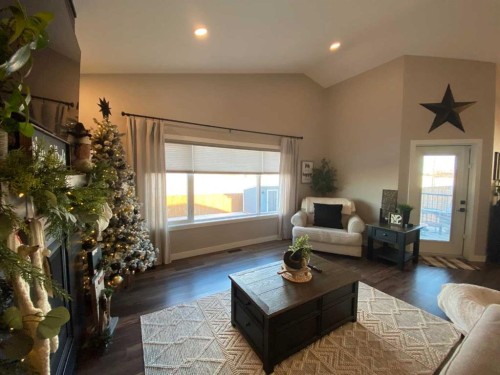 4237 60 Avenue, Taber, AB - Indoor Photo Showing Living Room
