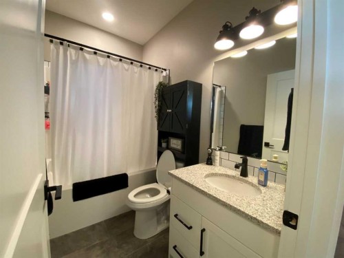 4237 60 Avenue, Taber, AB - Indoor Photo Showing Bathroom