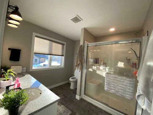 4237 60 Avenue, Taber, AB - Indoor Photo Showing Bathroom
