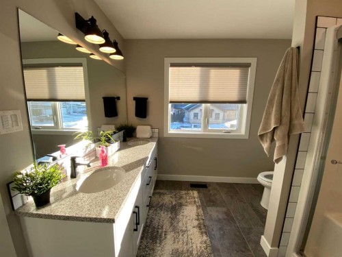 4237 60 Avenue, Taber, AB - Indoor Photo Showing Bathroom