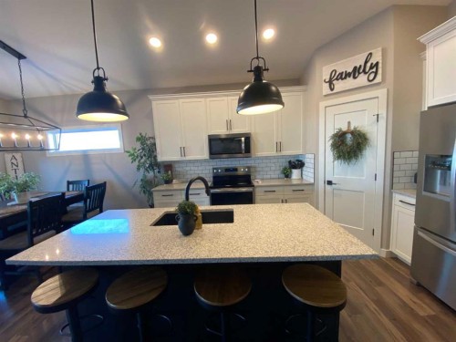 4237 60 Avenue, Taber, AB - Indoor Photo Showing Kitchen With Double Sink With Upgraded Kitchen