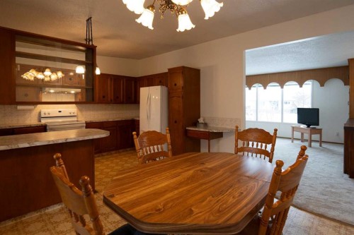 13 Primrose Place North, Lethbridge, AB - Indoor Photo Showing Dining Room