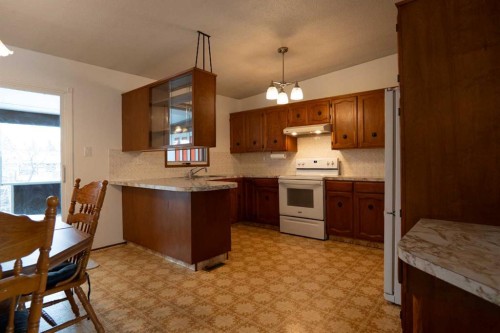 13 Primrose Place North, Lethbridge, AB - Indoor Photo Showing Kitchen
