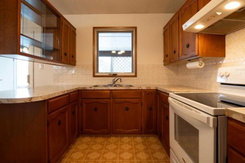 13 Primrose Place North, Lethbridge, AB - Indoor Photo Showing Kitchen With Double Sink