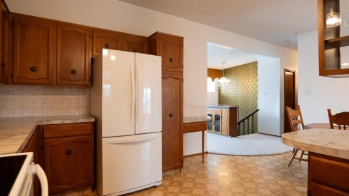 13 Primrose Place North, Lethbridge, AB - Indoor Photo Showing Kitchen