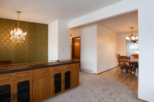 13 Primrose Place North, Lethbridge, AB - Indoor Photo Showing Dining Room