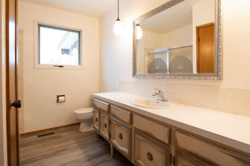 13 Primrose Place North, Lethbridge, AB - Indoor Photo Showing Bathroom