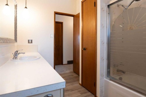 13 Primrose Place North, Lethbridge, AB - Indoor Photo Showing Bathroom