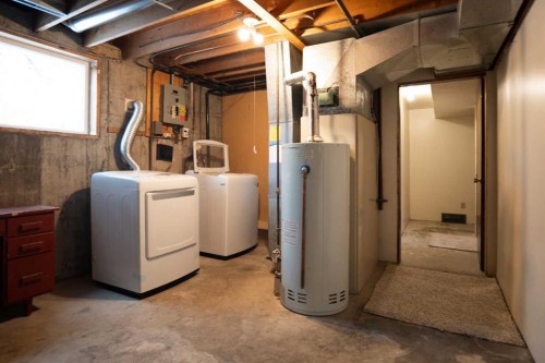 13 Primrose Place North, Lethbridge, AB - Indoor Photo Showing Laundry Room