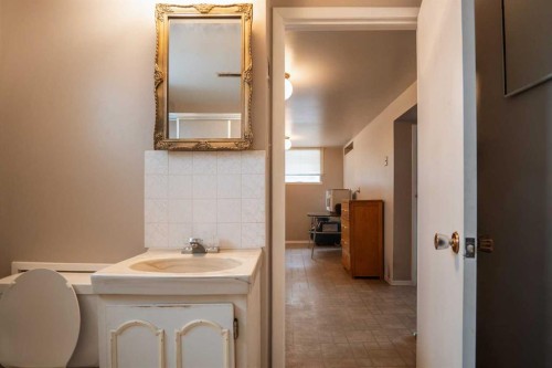 13 Primrose Place North, Lethbridge, AB - Indoor Photo Showing Bathroom