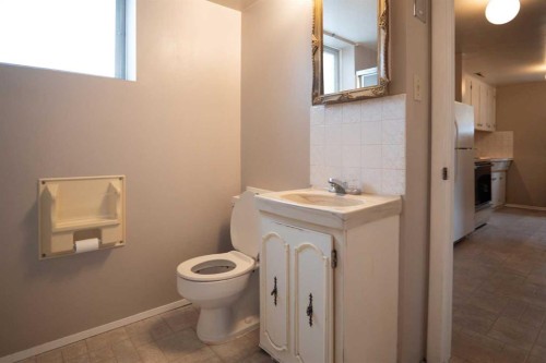 13 Primrose Place North, Lethbridge, AB - Indoor Photo Showing Bathroom