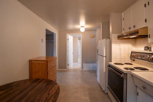 13 Primrose Place North, Lethbridge, AB - Indoor Photo Showing Kitchen