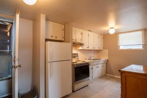 13 Primrose Place North, Lethbridge, AB - Indoor Photo Showing Kitchen