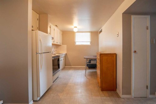 13 Primrose Place North, Lethbridge, AB - Indoor Photo Showing Kitchen