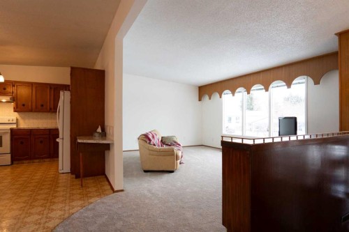 13 Primrose Place North, Lethbridge, AB - Indoor Photo Showing Kitchen