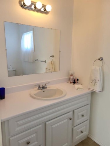301 1St Avenue North, Coutts, AB - Indoor Photo Showing Bathroom