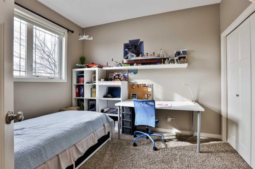 93 Riverine Lane West, Lethbridge, AB - Indoor Photo Showing Bedroom