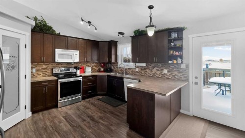 601 10 Avenue West, Barnwell, AB - Indoor Photo Showing Kitchen With Upgraded Kitchen