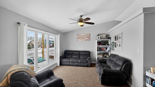 601 10 Avenue West, Barnwell, AB - Indoor Photo Showing Living Room