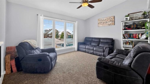 601 10 Avenue West, Barnwell, AB - Indoor Photo Showing Living Room