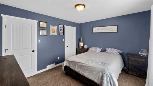 601 10 Avenue West, Barnwell, AB - Indoor Photo Showing Bedroom