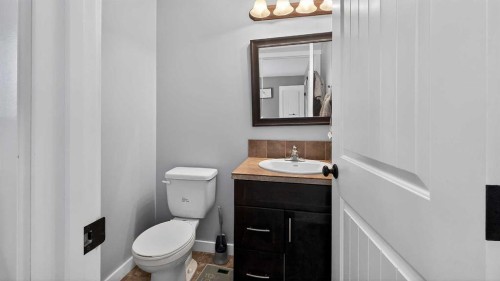 601 10 Avenue West, Barnwell, AB - Indoor Photo Showing Bathroom