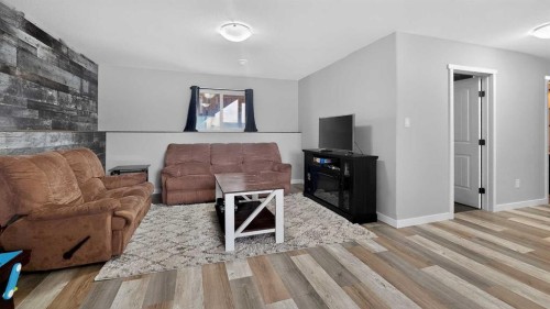 601 10 Avenue West, Barnwell, AB - Indoor Photo Showing Living Room