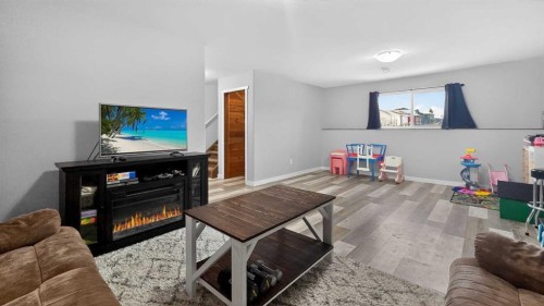 601 10 Avenue West, Barnwell, AB - Indoor Photo Showing Living Room