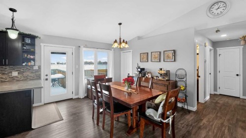 601 10 Avenue West, Barnwell, AB - Indoor Photo Showing Dining Room