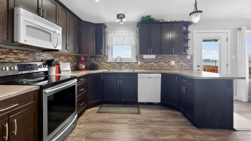 601 10 Avenue West, Barnwell, AB - Indoor Photo Showing Kitchen With Upgraded Kitchen