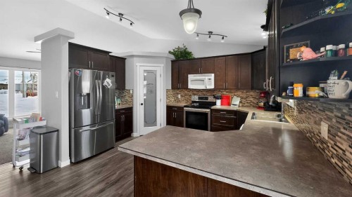 601 10 Avenue West, Barnwell, AB - Indoor Photo Showing Kitchen With Upgraded Kitchen