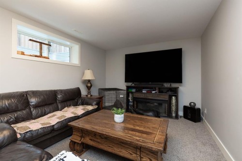 815 Miners Boulevard West, Lethbridge, AB - Indoor Photo Showing Living Room