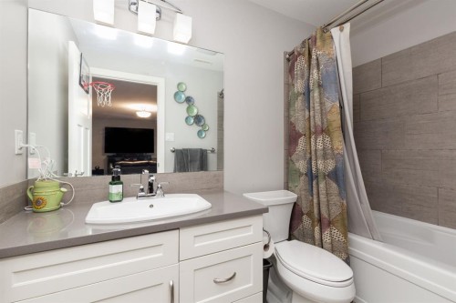 815 Miners Boulevard West, Lethbridge, AB - Indoor Photo Showing Bathroom