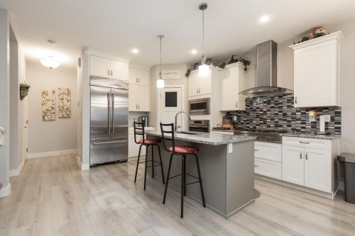 815 Miners Boulevard West, Lethbridge, AB - Indoor Photo Showing Kitchen With Upgraded Kitchen