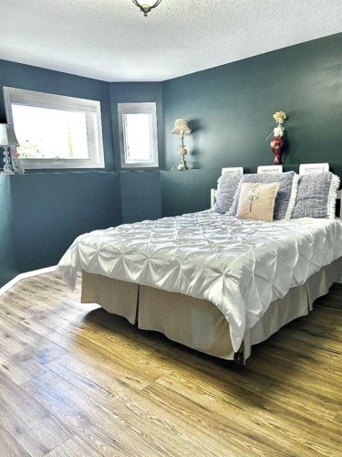 B-410 Canyon Boulevard West, Lethbridge, AB - Indoor Photo Showing Bedroom
