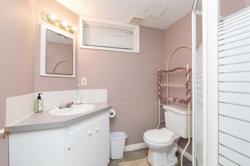 602 27 Street North, Lethbridge, AB - Indoor Photo Showing Bathroom