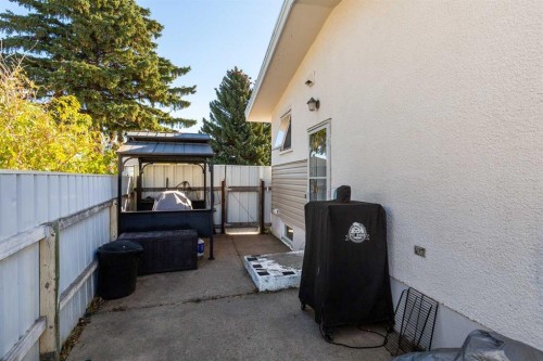 602 27 Street North, Lethbridge, AB - Outdoor With Exterior