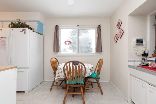 602 27 Street North, Lethbridge, AB - Indoor Photo Showing Dining Room
