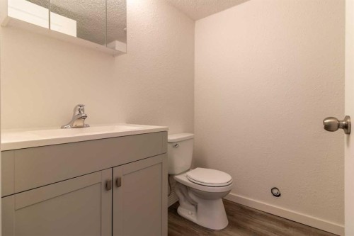 74 Carleton Place West, Lethbridge, AB - Indoor Photo Showing Bathroom