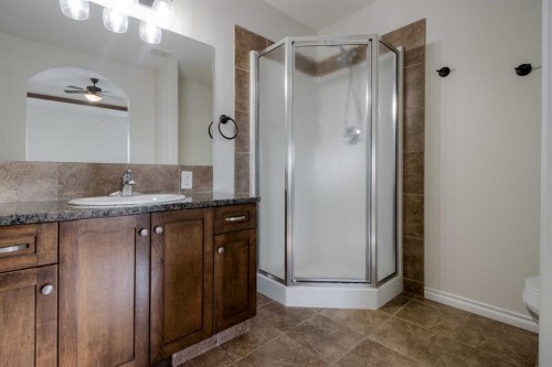 11 Cougar Cove North, Lethbridge, AB - Indoor Photo Showing Bathroom