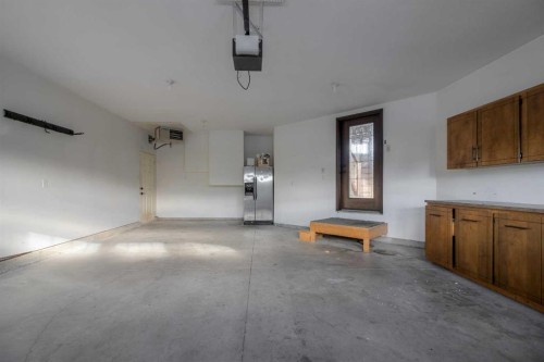 11 Cougar Cove North, Lethbridge, AB - Indoor Photo Showing Other Room