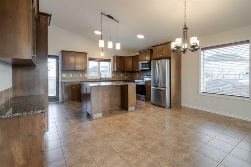 11 Cougar Cove North, Lethbridge, AB - Indoor Photo Showing Kitchen